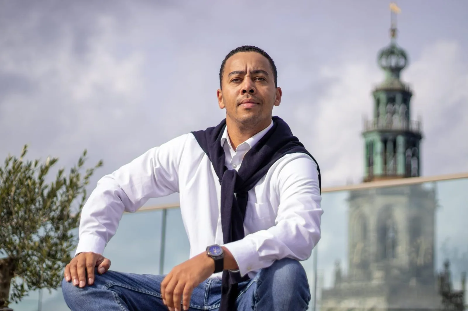 Jonathan Oudekerk voor de skyline van zijn stad